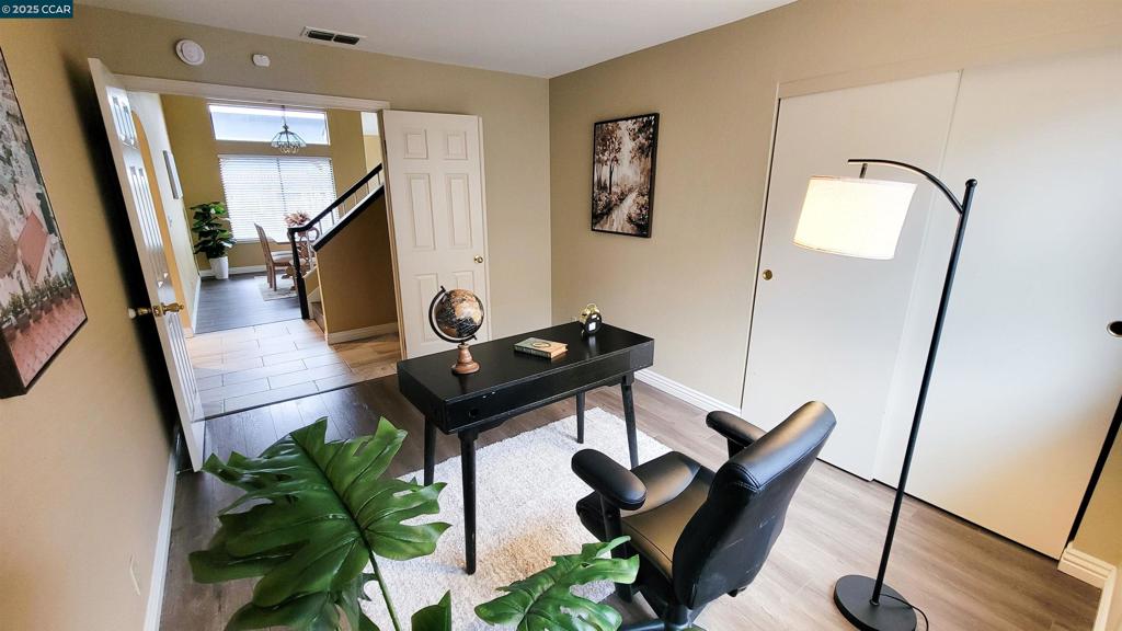 COUNTRY HILLS - Residential