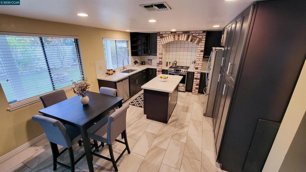 COUNTRY HILLS - Residential