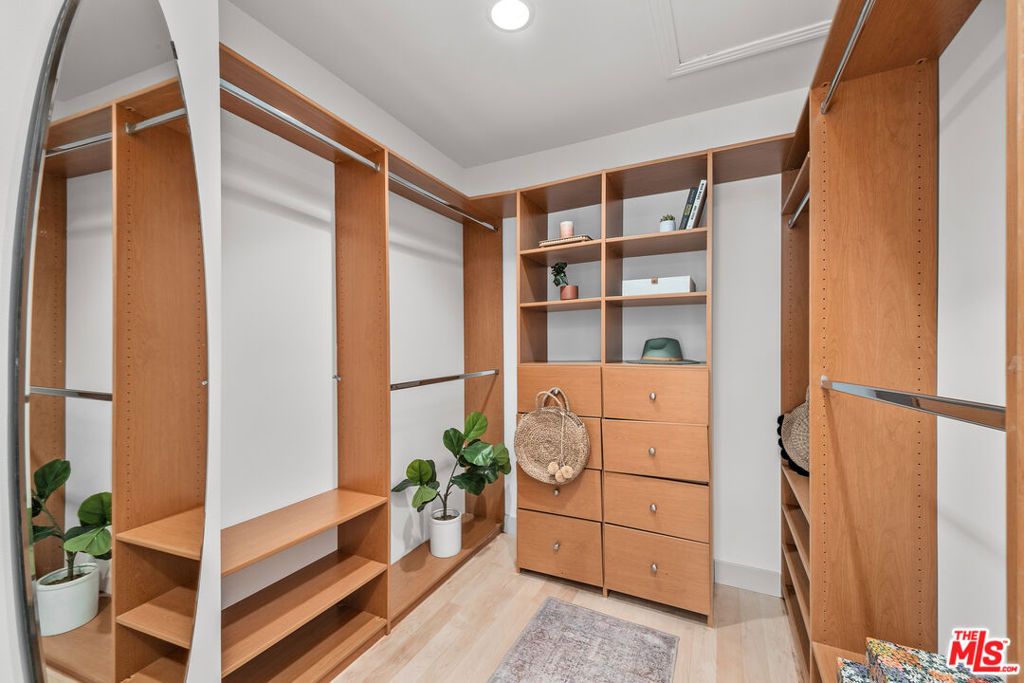 listing image 130722169421121870946