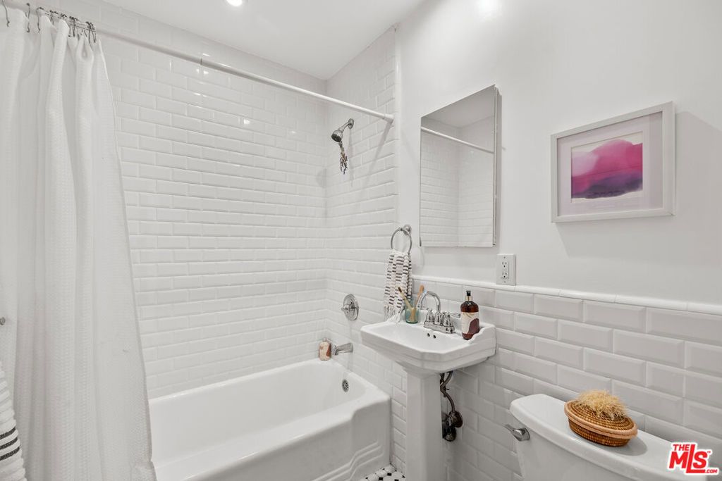 listing image 130726686325525823658