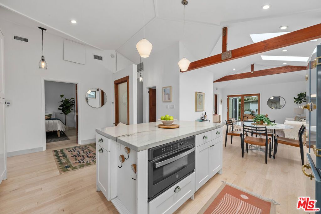 listing image 130722037018825013703