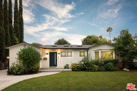 Photo of 11920 Hartsook Street, Valley Village, CA 91607 (MLS # 26985449)