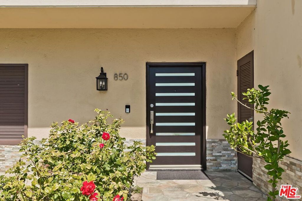 Photo of 850 Thayer Avenue, Los Angeles, CA 90024 (MLS # 25602747)