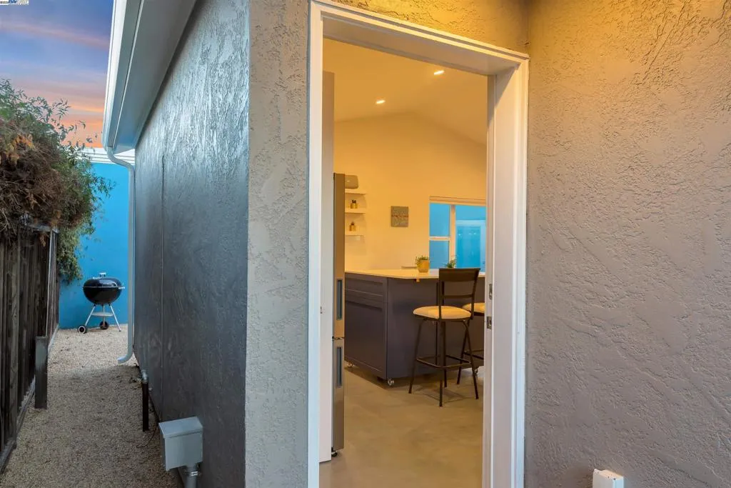 Alameda, California 94502, United States, 1 Bedroom Bedrooms, ,1 BathroomBathrooms,Residential,Active,177720