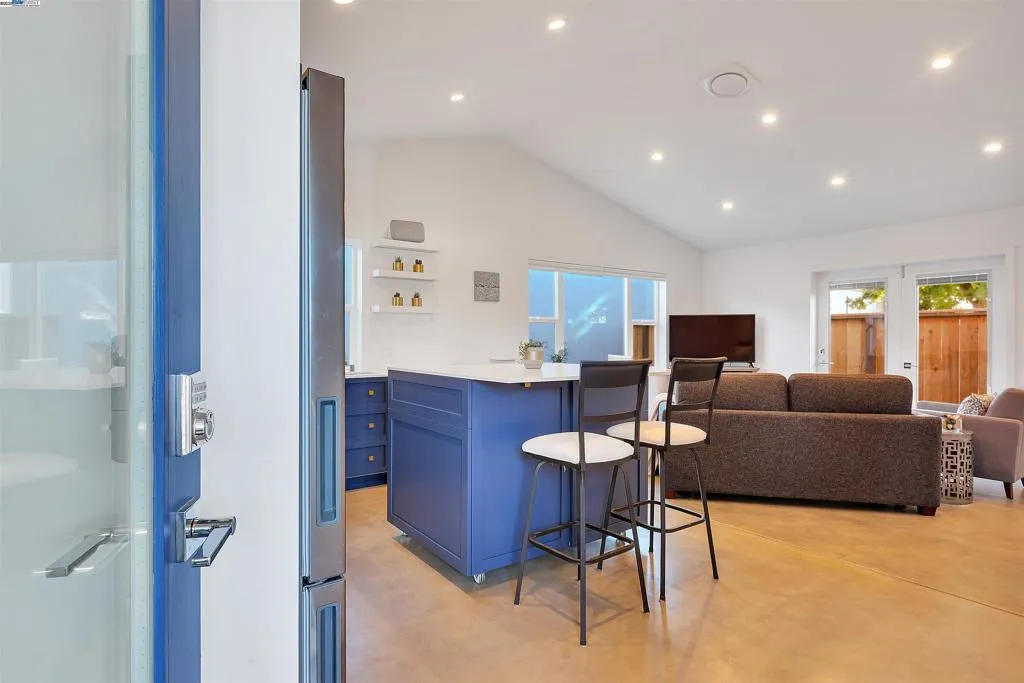 Alameda, California 94502, United States, 1 Bedroom Bedrooms, ,1 BathroomBathrooms,Residential,Active,177720