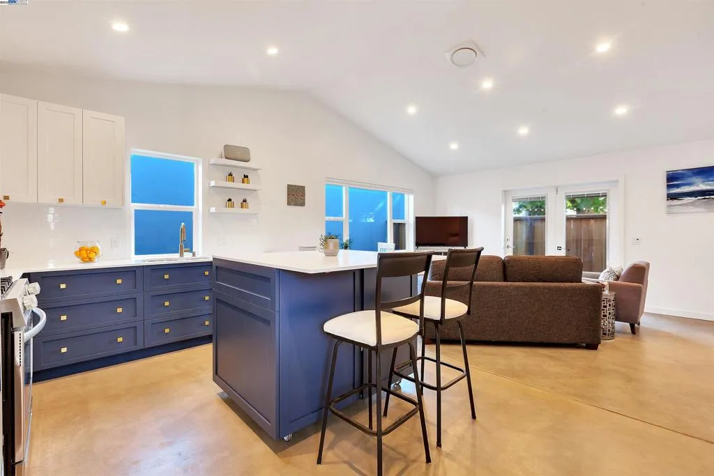 Alameda, California 94502, United States, 1 Bedroom Bedrooms, ,1 BathroomBathrooms,Residential,Active,177720