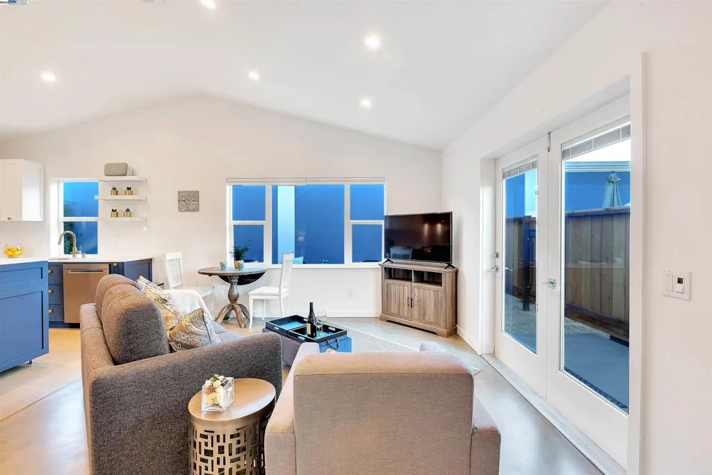 Alameda, California 94502, United States, 1 Bedroom Bedrooms, ,1 BathroomBathrooms,Residential,Active,177720