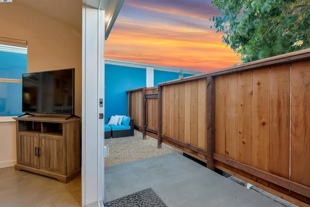 Alameda, California 94502, United States, 1 Bedroom Bedrooms, ,1 BathroomBathrooms,Residential,Active,177720