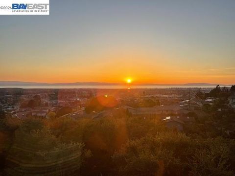 Photo of 19100 Crest Ave Ave #24, Castro Valley, CA 94546 (MLS # 41129688)