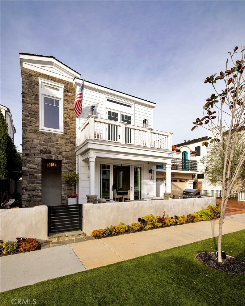 1508 E Balboa Boulevard