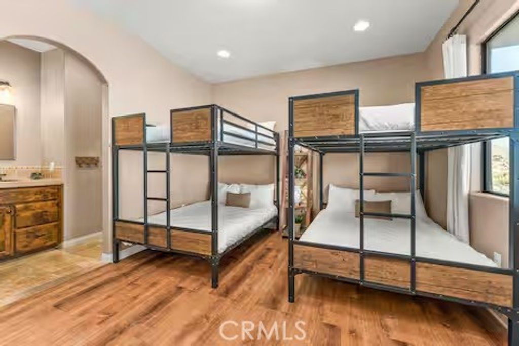listing image 130723589324333910601