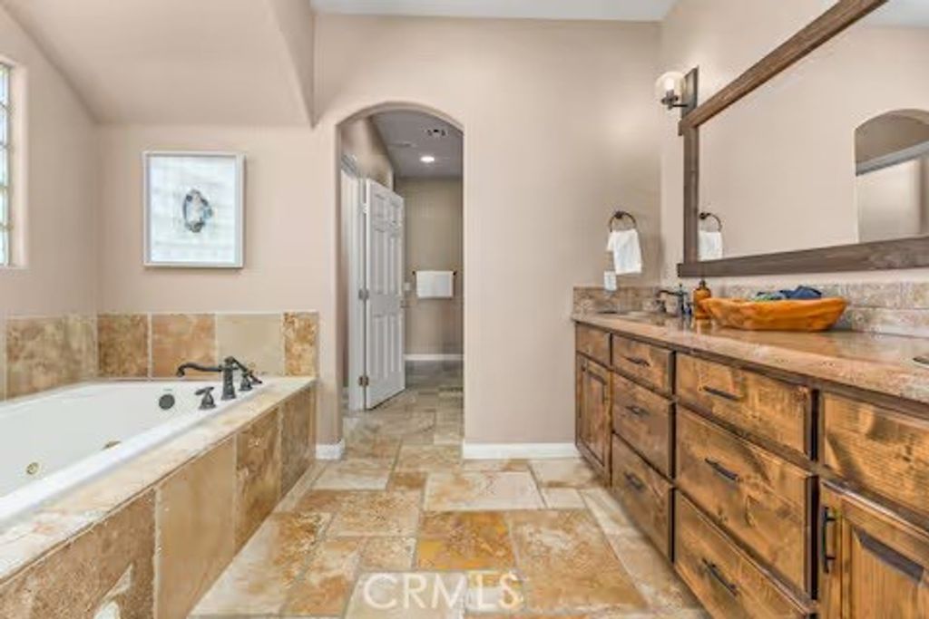 listing image 130722592027904415778
