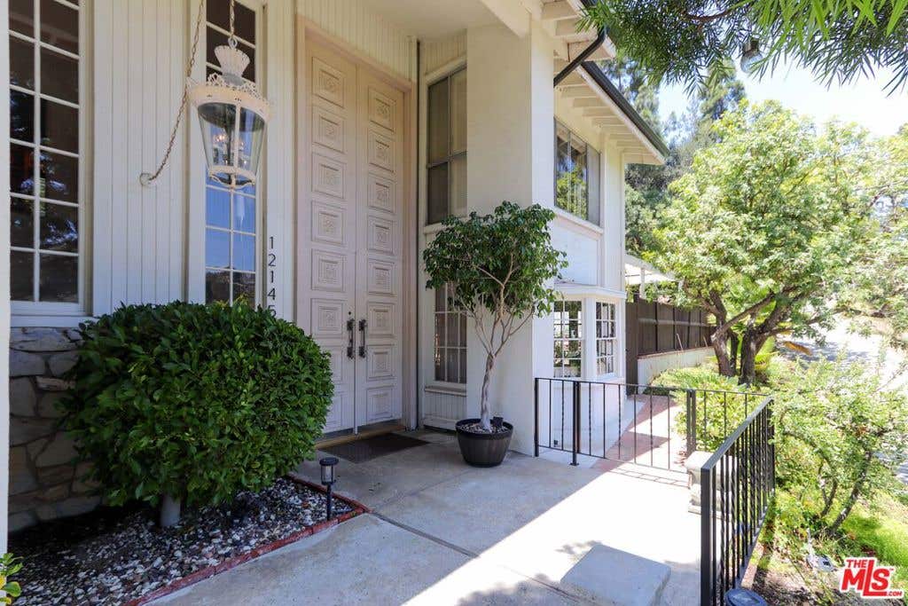 Photo of 12145 La Casa Lane, Los Angeles, CA 90049 (MLS # 26859735)