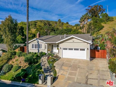 Photo of 6561 Lakeridge Road, Los Angeles, CA 90068 (MLS # 26658135)