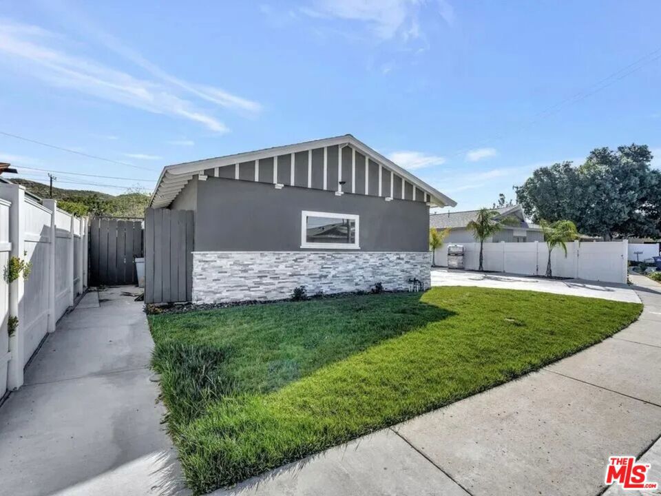 28040 Ermine Place