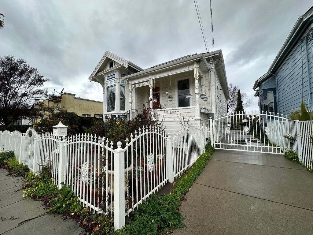 269 E Saint James Street