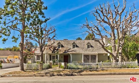 Photo of 165 Veteran Avenue, Los Angeles, CA 90024 (MLS # 26659933)