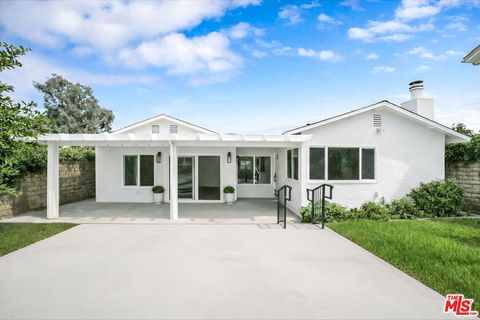 Photo of 914 N Evergreen Street, Burbank, CA 91505 (MLS # 26636173)