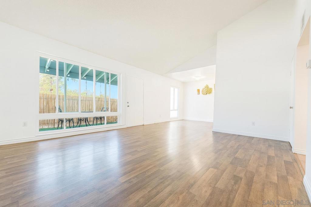 1817 E E Grand Ave 56