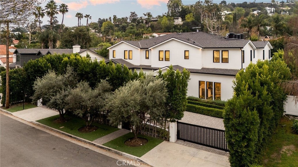 Photo of 14324 Roblar PL, Sherman Oaks, CA 91423 (MLS # SR26223325)