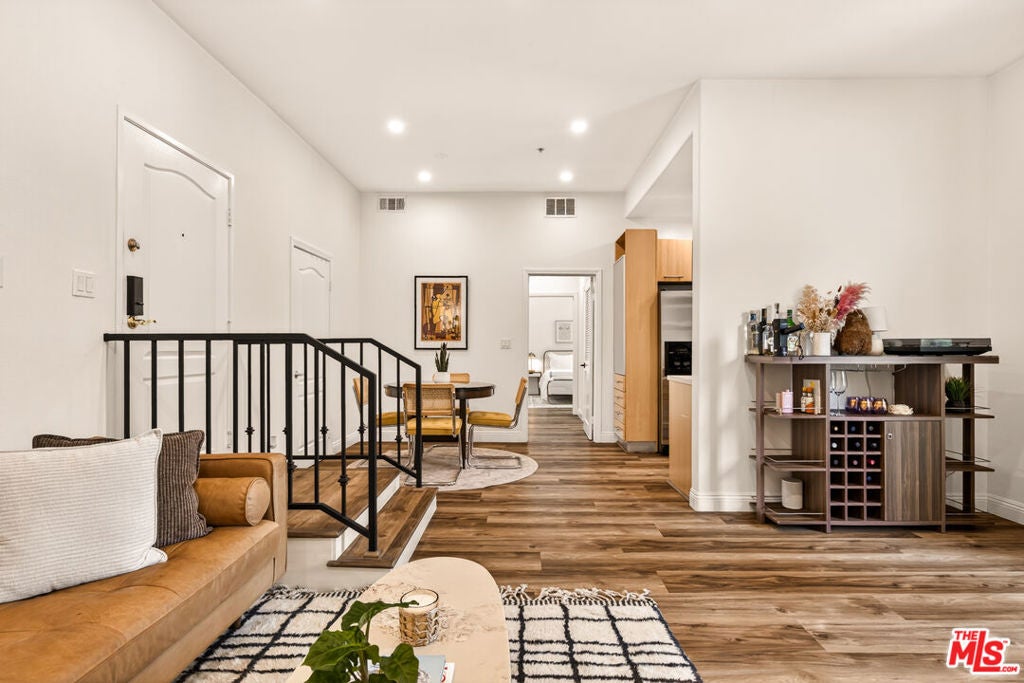7101 La Tijera Boulevard J101