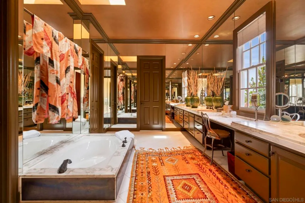 La Jolla, California 92037, United States, 3 Bedrooms Bedrooms, ,4 BathroomsBathrooms,Residential,Active,204365