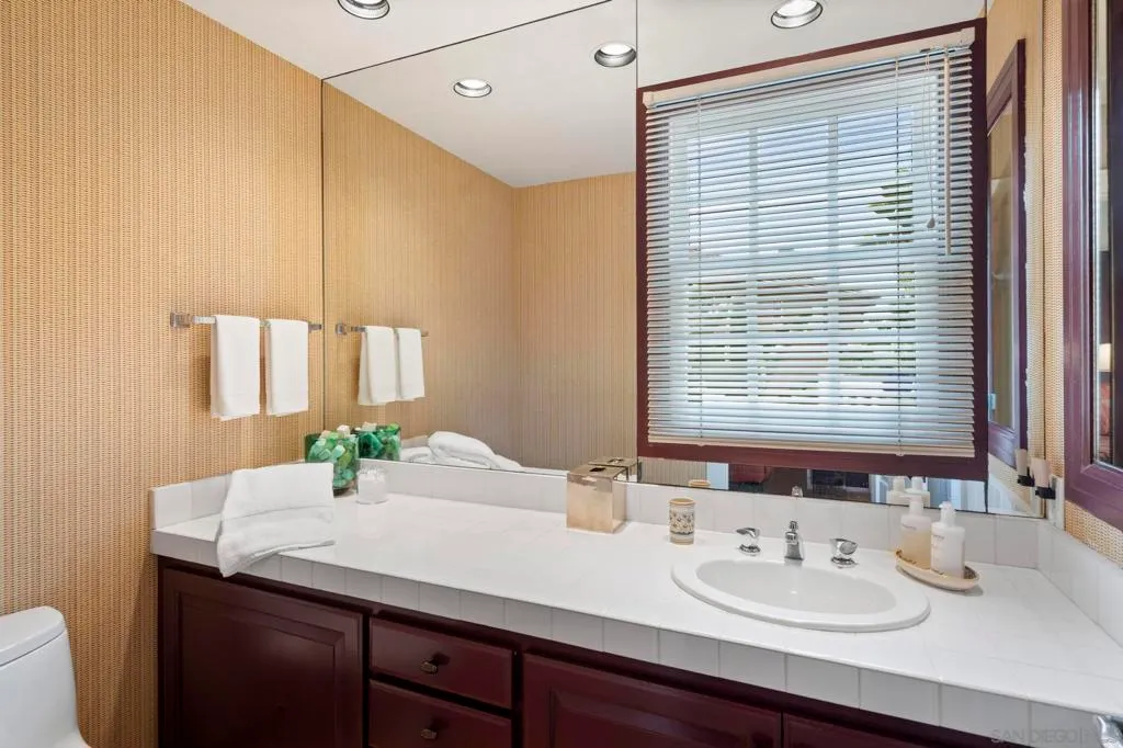 La Jolla, California 92037, United States, 3 Bedrooms Bedrooms, ,4 BathroomsBathrooms,Residential,Active,204365