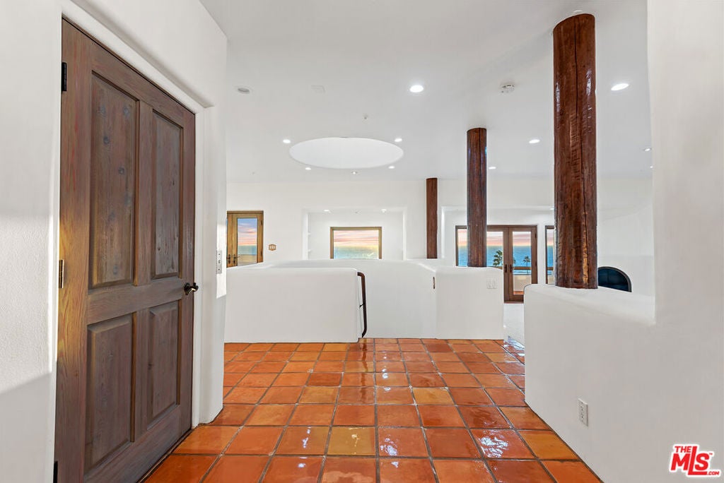 7047 Vista Del Mar Lane