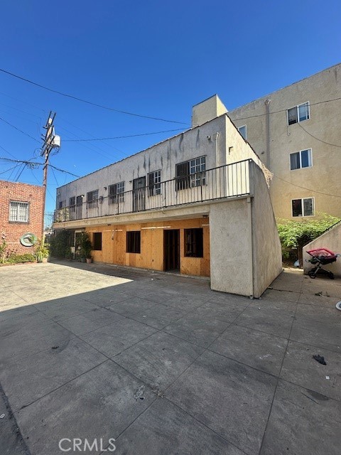 Fresh Remodel small 2 bed 1 bath quartz counter top new paint new floor ready to move in. In perfect location of Los Angeles everything within walking distance no parking available in building for showing please call or txt me.