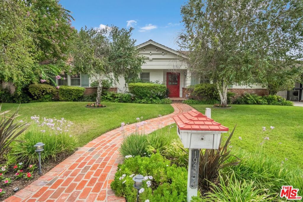 Photo of 19354 Halsted Street, Northridge, CA 91324 (MLS # 25586831)