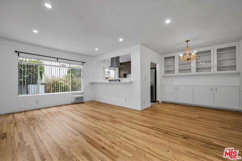 Photo of 149 S Hayworth Avenue #1, Los Angeles, CA 90048 (MLS # 26839893)