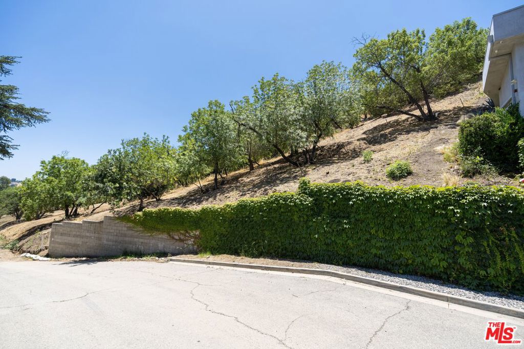 3995 Glenalbyn Drive