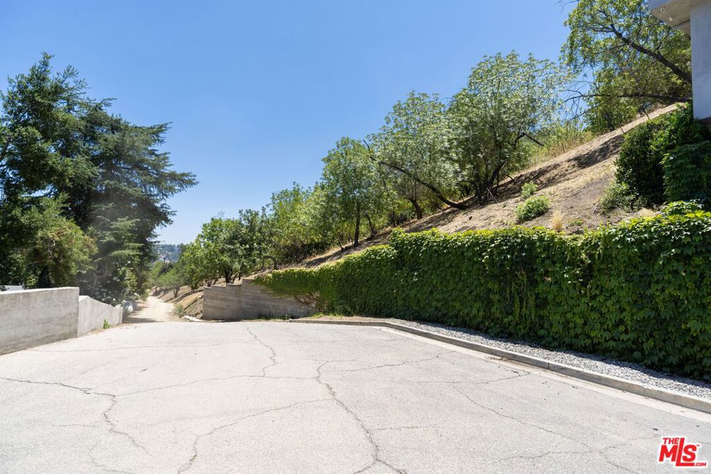 3995 Glenalbyn Drive