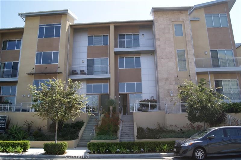 BUILT IN 2011 : AT CENTRAL PARK WEST IN THE CENTER OF IRVINE BUSINESS DISTRICT. BROWNSTONE INSPIRED TOWNHOUSE: MODEL Chelsa RESIDENT 3. APPROX 2328 SQ/FT: 3 BEDROOMS ALL SUITE, 3.5 BATH, TECH CENTER, SUPER LARGE DOWNSTAIRS BONUS ROOM AND A 2 CAR SIDE X SIDE ATTACHED GARAGE. WOOD FLOORING IN DOWNSTAIRS LIVING ROOM AND UPGRADED CARPET THROUGHOUT. BLACK GRANITE COUNTER TOP IN KITCHEN WITH GOURMET COOK APPLIANCES. (FRIDGE,MICROWAVE,STOVE,SINKS) MASTER BEDROOM AND GUEST ROOM WITH BEAUTIFUL CITY AND PARK VIEW. MINUTE TO FASHION ISLAND AND SOUTH COAST PLAZA. THE COMMUNITY ALSO BOAST A 8000 SQ/FT STATE OF THE ART CLUBHOUSE THAT INCLUDE SWIMMING POOL, EXERCISE ROOM, BASKETBALL COURT AND BEAUTIFUL LOUNGE AREA. RENTAL INCLUDE WASHER AND DRYER+REFRIGERATOR