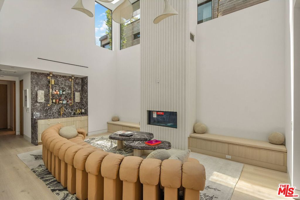 Properties 4 738 Palms Boulevard