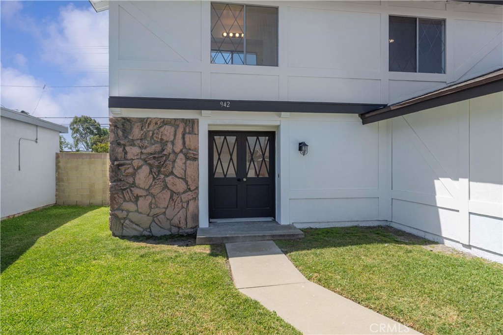 942 E Denwall Drive
