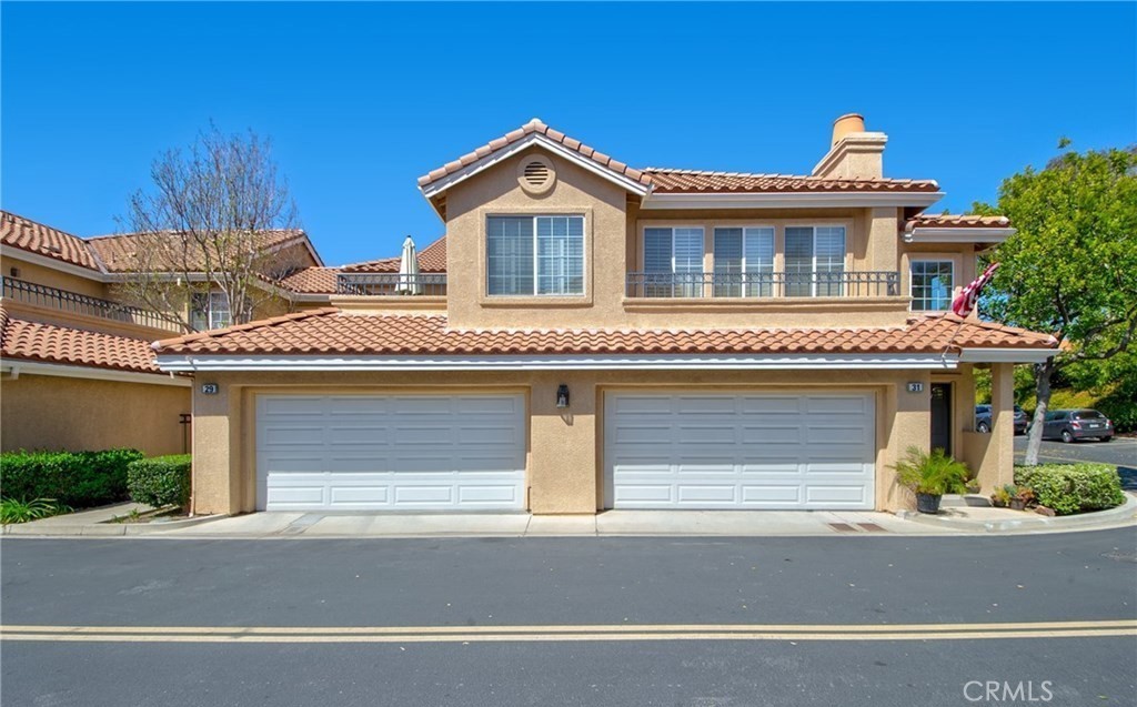 6 MONTH OR LESS LEASE.
Welcome home to Sunny Rancho Santa Margarita! This wonderful property is nestled in the desirable Sonoma Court community. The home features a wonderful open floor plan complete with cathedral ceilings, open living room with cozy fireplace and plenty of natural light. The kitchen includes stainless steel appliances, brand new quartz countertops, modern sink and faucet and plenty of cabinet space. Dining area opens to kitchen & living room with direct access to outdoor private patio, perfect to sit by a fire pit or grill a delicious meal. Main floor includes a bonus room currently being used as a home office and can easily be used as a third bedroom. The upstairs area is comprised of two ample sized bedrooms with private bathrooms, including a spacious main bedroom with high ceilings and plenty of closet space. This cozy unit is conveniently close to the community pool, spa & guest parking. The garage has Tesla Level 2 charger as well. Superb location, adjacent to O’neill Regional Park and a very short distance to restaurants, shopping, gym, biking & hiking trails and easy access to toll roads. This is one you don’t want to miss!