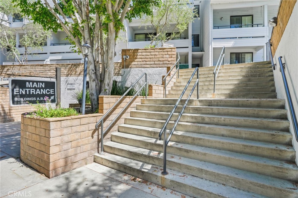 13331 Moorpark Street 216