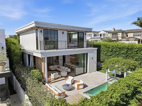 Photo of 407 N Poinsettia Ave, Manhattan Beach, CA 90266 (MLS # SB26220079)
