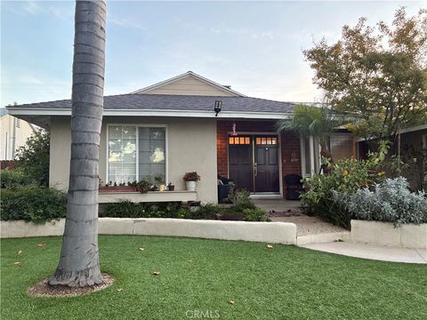 Photo of 19046 Friar St, Tarzana, CA 91335 (MLS # SR25268872)