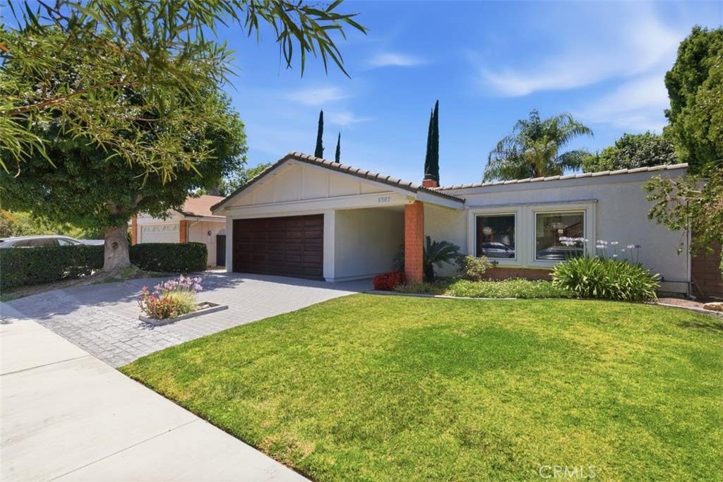 Photo of 6307 Rhea AVE, Tarzana, CA 91335 (MLS # SR26130202)