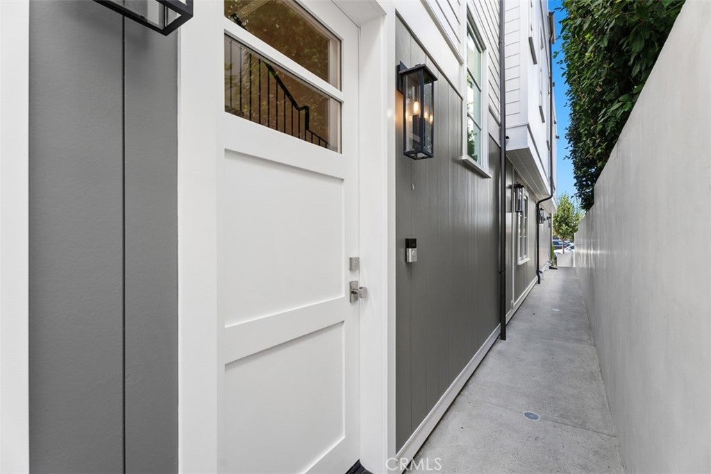 418 1/2 Larkspur