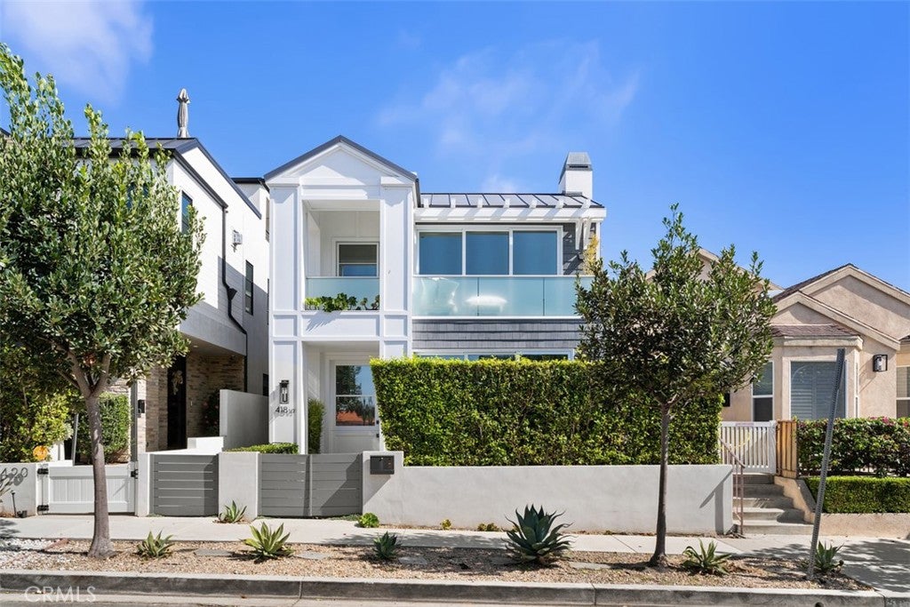 418 1/2 Larkspur