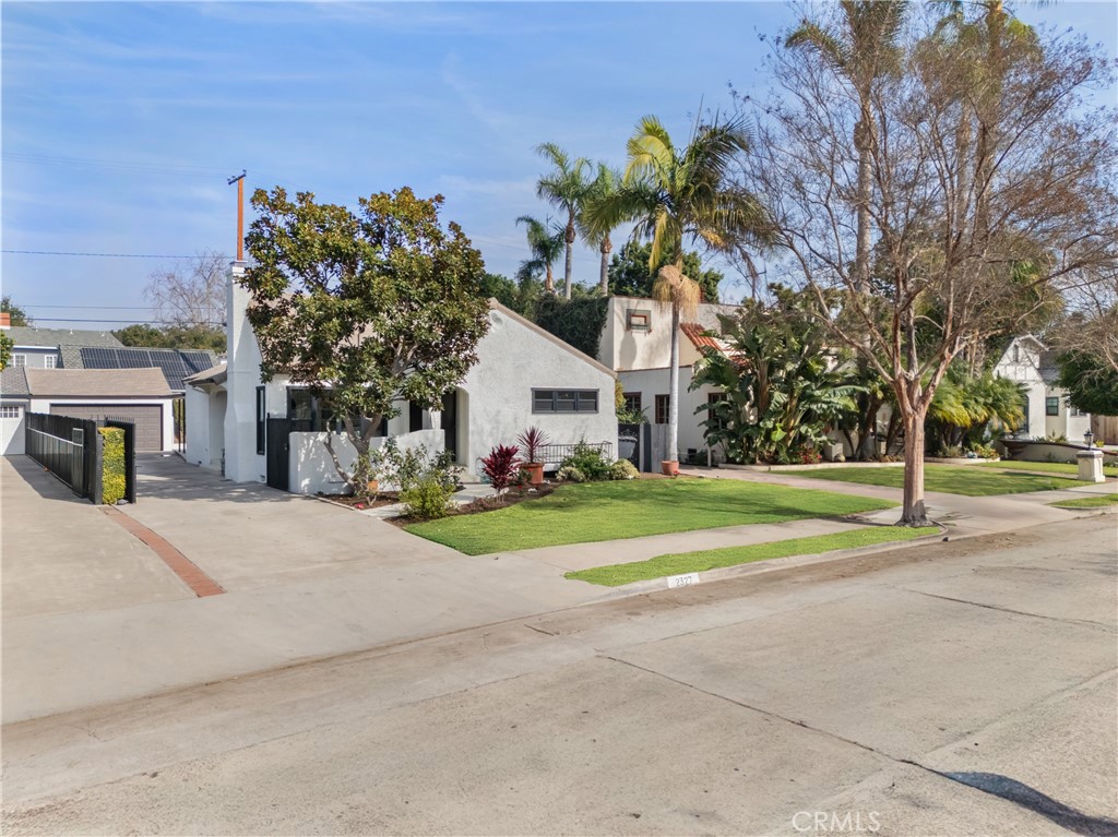 2327 Bonnie Brae