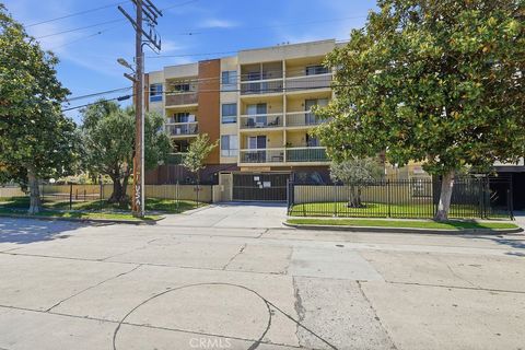 Photo of 5143 Bakman Ave, North Hollywood, CA 91601 (MLS # SR26077916)
