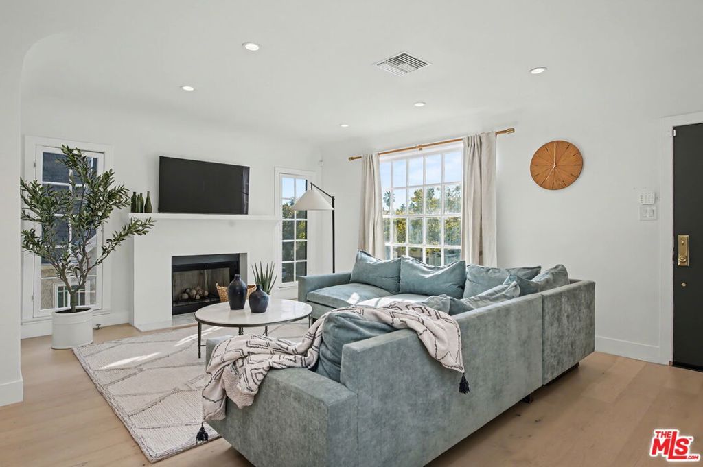 Photo of 2112 Linnington Avenue, Los Angeles, CA 90025 (MLS # 26637797)