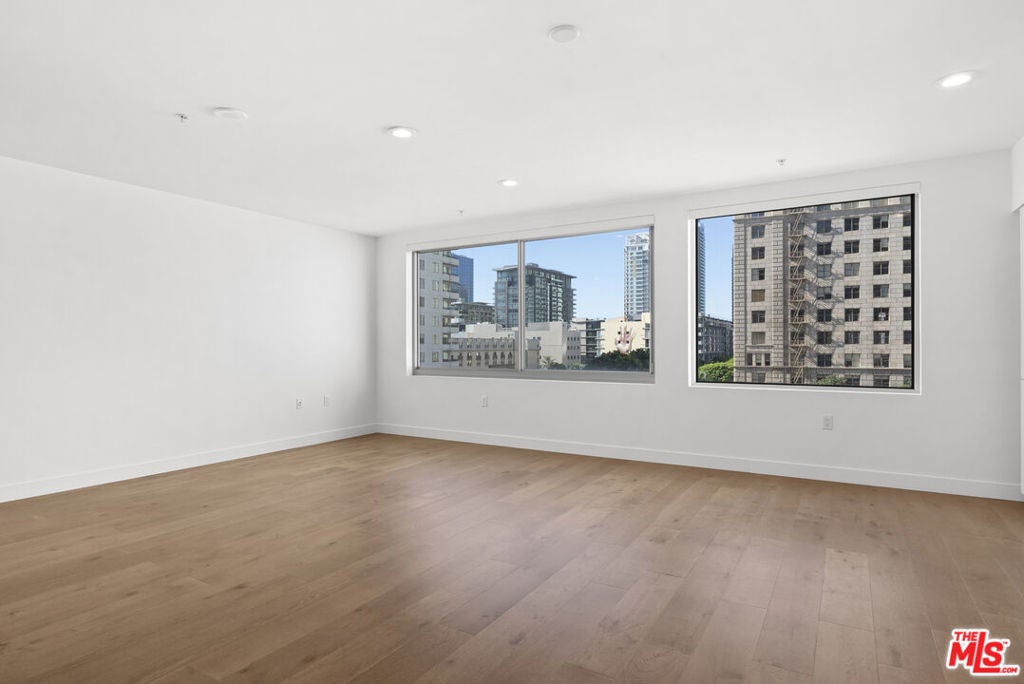 901 S Flower Street 513
