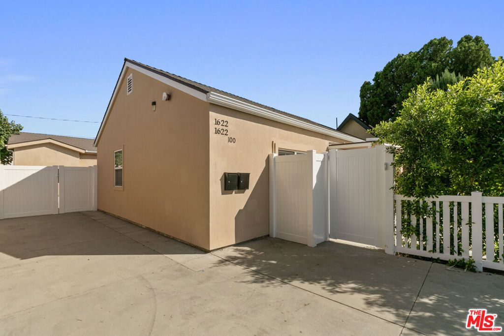Photo of 1622 Keeler Street, Burbank, CA 91504 (MLS # 25600921)