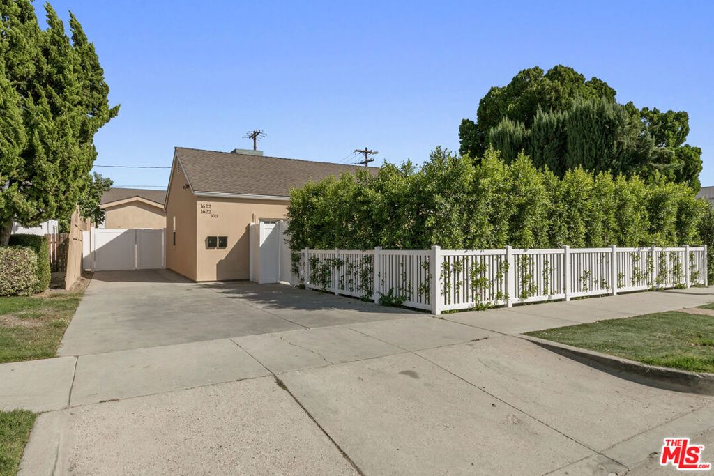 Photo of 1622 Keeler Street, Burbank, CA 91504 (MLS # 25600921)