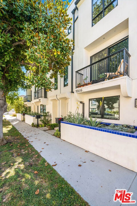 10610 W Kareen Court, Toluca Lake CA 91602